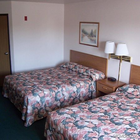 Budget Host Inn & Suites North Branch Стая снимка